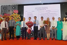 Hoàng Nam (6e, de gauche à droite), vice-président du Comité populaire provincial de Quang Tri et l'ambassadrice adjointe américaine au Vietnam, Mellissa Bishop (8e, de gauche à droite) offrent des fleurs pour féliciter le conseil exécutif de l'Association d'Amitié Vietnam - États-Unis de la province de Quang Tri pour le mandat 2023 - 2028. Photo : quang tri.vn