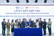 La signature d'un accord de coopération entre l''Institut de microbiologie et de prévention des épidémies de Stanford et l'Institut de recherche de Tâm Anh. Photo : NDEL.
