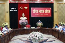 Le Premier ministre Pham Minh Chinh lors de la séance de travail avec la permanence du Comité du Parti de la province de Ninh Binh, le 18 novembre. Photo : VNA.