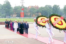 Des dirigeants rendent hommage au Président Ho Chi Minh. Photo : VNA.