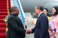 Le chef de cabinet du Président, Lê Khanh Hai, a accueilli le Président mozambicain Filipe Jacinto Nyusi et son épouse à l'aéroport international de Nôi Bai, dans l'après-midi du 8 septembre 2024. Photo : VNA.