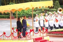 Cérémonie d’accueil officiel du Président du Mozambique, Filipe Jacinto Nyusi, et son épouse. Photo : VNA.
