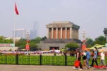 Le mausolée du Président Hô Chi Minh est décoré de drapeaux nationaux, de panneaux et d’affiches. Photo : toquoc.vn
