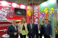 L’ambassadeur Dang Minh Khoi (au centre), Duong Hoang Minh (deuxième à partir de la droite), ainsi que les représentants de la délégation d’entreprises vietnamiennes lors du salon World Food Moscow en septembre 2024. Photo : baoquocte.vn