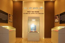Les trésors nationaux, trois masques en or découverts sur le site archéologique de Giông Lon, dans la commune de Long Son, à Vung Tàu. Photo : Vietnamnet.