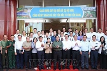 Le Premier ministre Pham Minh Chinh et des dirigeants de Tien Giang. Photo : VNA.