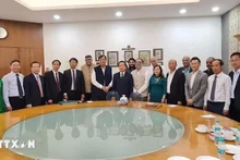 La délégation de la province septentrionale de Ninh Binh et les représentants de la Fédération des agences de voyages de l'Inde. Photo : VNA.
