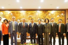 Le président du Comité populaire de Hanoi, Trân Sy Thanh, le maire de Gold Coast, Tom Tate, et les délégués lors de la rencontre. Photo: hanoimoi.com.vn