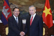 Le secrétaire général du Parti communiste du Vietnam To Lam (droite) et le président du Parti du peuple cambodgien (PPC) Hun Sen. Photo : VNA.