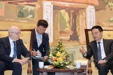 Le ministre de l'Information et des Communications Nguyên Manh Hùng (à droite) et l'ambassadeur de Finlande Keijo Norvanto (à gauche). Photo : ictvietnam.vn