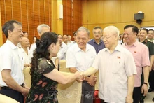 Le Secrétaire général du Parti, Nguyên Phu Trong, et des électeurs de Hanoï. Photo : VNA.