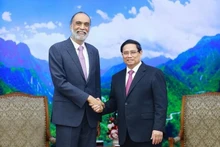 Le Premier ministre Pham Minh Chinh (droite) et Amandeep Singh Gill, secrétaire général adjoint pour les technologies numériques et émergentes et aussi envoyé du secrétaire général des Nations Unies pour la Technologie. Photo : VNA