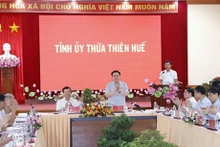 Le Président de l'AN travaille avec la permanence du Comité du Parti de Thua Thiên Huê. Photo: VNA