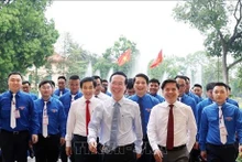 Le Président du Vietnam, Vo Van Thuong (au centre), et des jeunes exemplaires. Photo : VNA.