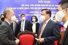 Le secrétaire du Comité du Parti de Hanoï, Dinh Tiên Dung, rencontre des investisseurs étrangers. Photo : NDEL.