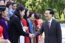 Le Président Vo Van Thuong rencontre des femmes d'affaires typiques à Hanoï. Photo : VNA