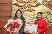 La Représentante en chef de l'ONU Femmes, Elisa Fernandez et l'ambassadrice Nguyên Phuong Nga (à droite), présidente de l'Union des Organisations d'Amitié du Vietnam. Photo : VNA.