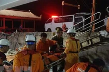 Transport de la victime en toute sécurité à Dà Nang dans la nuit du 19 novembre. Photo : VNA.