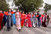 [Photos] Plus de 1 000 participantes portant l’ao dài forment la carte du Vietnam