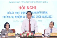 Le chef de la Commission de sensibilisation et d’éducation du Comité central du Parti, Nguyên Trong Nghia (au centre), lors de la conférence. Photo : VNA.