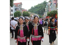 Les gens des groupes ethniques portent des costumes traditionnels au marché tôt le matin. Photo : baodantoc.vn