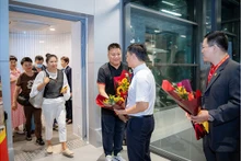 Les dirigeants du Comité populaire provincial de Thua Thiên Huê offrent des fleurs et des cadeaux pour les touristes de Kunming (Chine) à l’aéroport international de Phu Bài. Photo : VGP.