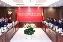 Le président du Parquet populaire suprême, Lê Minh Tri, reçoit le procureur général du Parquet populaire suprême de Chine, Ying Yong. Photo : VNA.