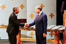 Le Secrétaire général du Parti et Président de la République Tô Lâm (à droite) a offert un lithophone au directeur de l'Opéra Royal de Versailles, Laurent Bruner (à gauche). Photo : VOV.