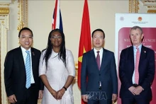 Le Président Vo Van Thuong (2e, à droite) et le Vice-Président de la Chambre des Communes, Nigel Evans (1er, à droite). Photo : VNA.