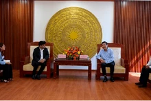 La séance de travail entre le président du Comité populaire provincial de Phu Yên et le groupe Kanoria. Photo: baodautu.vn 