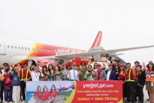 Des représentants du Département provincial du tourisme, de l'aéroport international de Cam Ranh et de Vietjet accueillent des touristes de Daegu à Cam Ranh. Photo : baokhanhhoa.vn