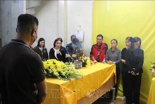 Autorités et habitants locaux expriment leurs condoléances à la famille du défunt marin Dang Duy Kiên, dans le quartier de Dang Lâm, arrondissement de Hai An, ville de Hai Phong. Photo : VNA.