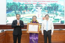 Une cérémonie pour honorer et décerner le titre de « Citoyen illustre de Dông Khoi » et de « Citoyen honoraire de Dôg Khoi » à Akemi Bando, secrétaire générale de l'Association d'aide à l'enfance Vietnam-Japon. Photo : NDEL.