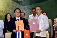 Nguyen Trong Nghia et Rogelio Polanco Fuentes signent un accord de coopération . Photo: VNA