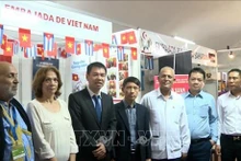 Des Vietnamiens et Cubains à la 32e Foire internationale du livre de La Havane (FIL Cuba 2024). Photo : VNA