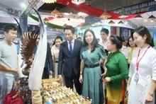 Des représentants des agences de Hanoï et de Quang Ninh visitent les stands de l'exposition. Photo : VNA