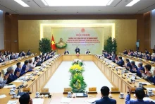 Le président de l’Assemblée nationale Trân Thanh Mân (centre) lors de la 42e réunion du Comité permanent de l’Assemblée nationale. Photo : VNA