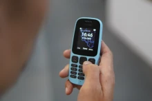 Une personne utilisant un vieux téléphone portable de type « brique » avant l’arrêt du réseau 2G, en octobre 2024. Photo: vnexpress.net