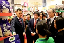 Les délégués visitent les produits vietnamiens présentés à l'exposition. Photo : baodautu.vn
