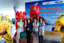  Des touristes sud-coréens à Huê par voie aérienne. Photo : baochinhphu.vn