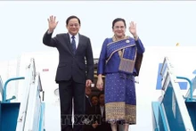Le Premier ministre lao, Sonexay Siphandone, et son épouse, à l'aéroport international de Noi Bai. Photo : VNA.