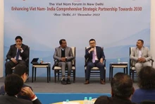 Des experts vietnamiens et indiens lors du forum. Photo: VNA