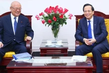 Le ministre du Travail, des Invalides de guerre et des Affaires sociales, Dào Ngoc Dung (à droite) et le conseiller spécial de l’Alliance parlementaire d’amitié Japon-Vietnam, Takebe Tsutomu (à gauche). Photo : dansinh.dantri.com.vn