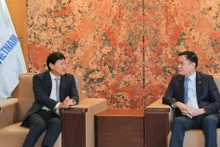 Le directeur général du groupe national gazo-pétrolier du Vietnam (Petrovietnam - PVN), Lê Ngoc Son (droite), et le président et directeur général de la société japonaise d'exploration et de production pétrolière Mitsui (MOECO), Harada Hidenori. Photo : petrotimes.vn