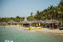 Située à environ 400 km au Nord-Est d'Hô Chi Minh-Ville et à plus de 1 200 km au Sud de Hanoï, Nha Trang possède une belle plage. Photo : VNA.
