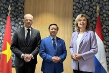 Le vice-Premier ministre vietnamien Trân Hông Hà (centre) avec la présidente de la Deuxième Chambre du Parlement néerlandais Vera Bergkamp et le président de la Première Chambre du Parlement néerlandais Jan Anthonie Bruijn. Photo : VNA