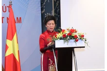 Mme Phuong Song Liên, représentante du du Club d’anciens étudiants vietnamiens à Cuba, s'est exprimé lors d'une rencontre avec le Premier ministre cubain Manuel Marreo Cruz à la fin de septembre 2022. Photo : thoidai.com.vn