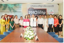 La signature d'un accord de coopération entre la marque célèbre de « Phở Thìn Bờ Hồ » et Chin-su de la compagnie par action des produits de consommation de Masan. Photo : nhipsonghanoi.hanoimoi.vn