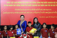 Les épouses des Premiers ministres du Vietnam et du Laos offrent des cadeaux au village d'enfants SOS de Thai Binh, province de Thai Binh. Photo : VNA.
