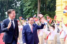 Le Premier ministre Pham Minh Chinh (à droite) et son homologue néerlandais Mark Rutte à la cérémonie d'accueil, le 2 novembre à Hanoï. Photo : VNA.